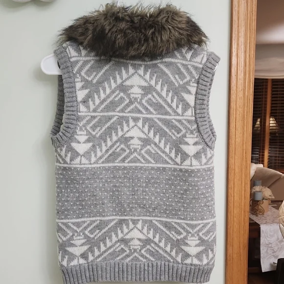 Pink Rose Gray Patterned Vest with Faux Fur Collar - Picture 3 of 3